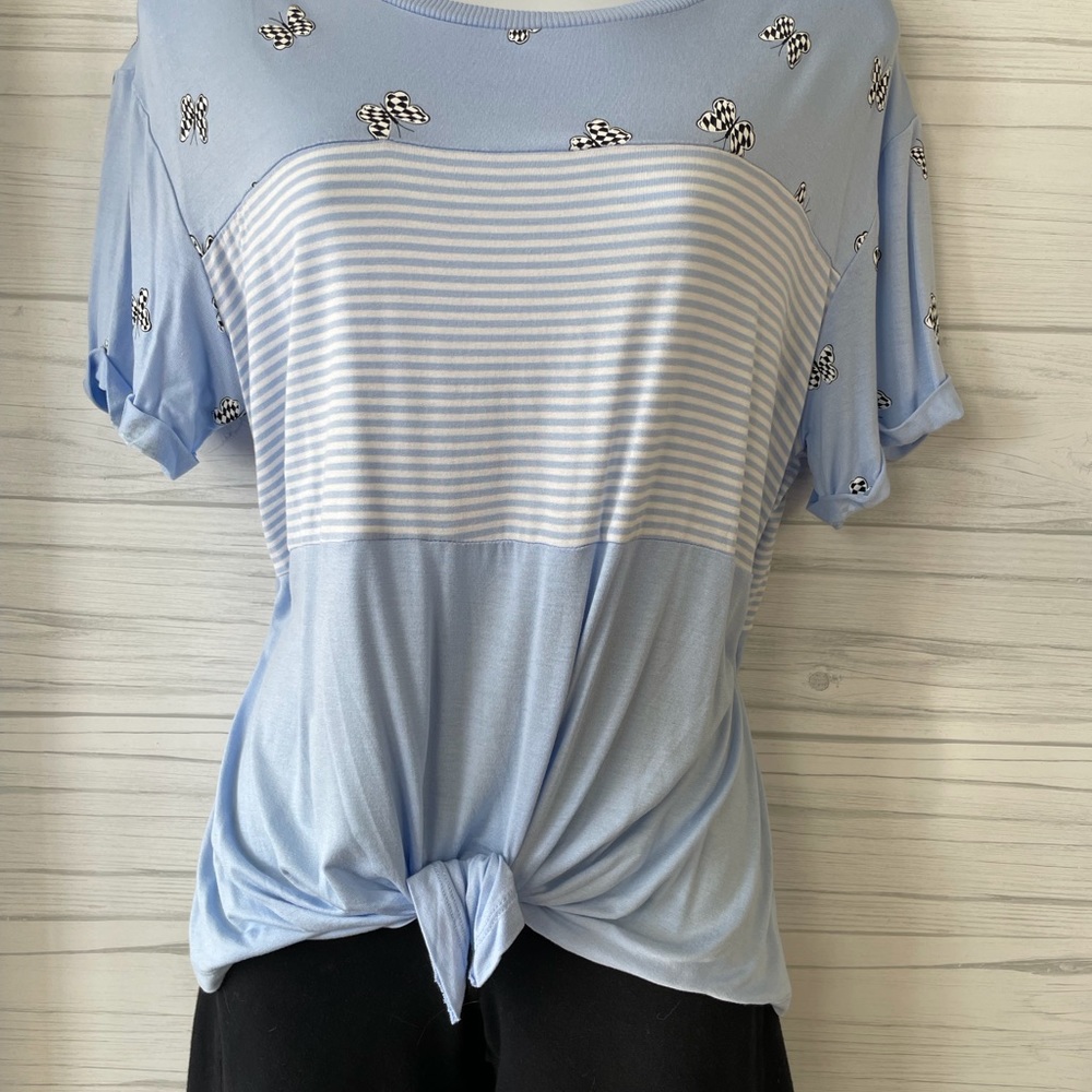 No Boundaries-Women’s Light blue tee shirt.